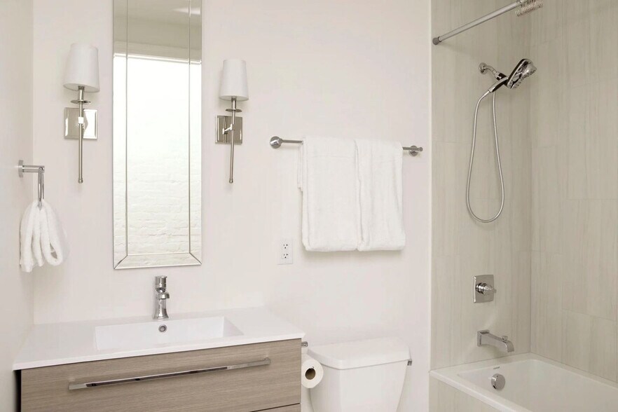 Building Photo - 800 Gravier St