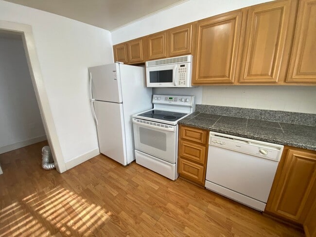 Building Photo - Simply Adorable Two Bedroom Apartment right near Denver University