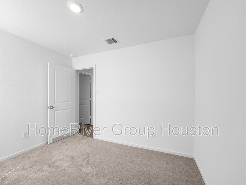 Building Photo - 112 Nicholas Rd