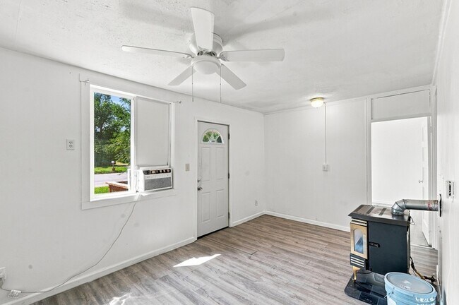 Building Photo - 904 Willsie Ave