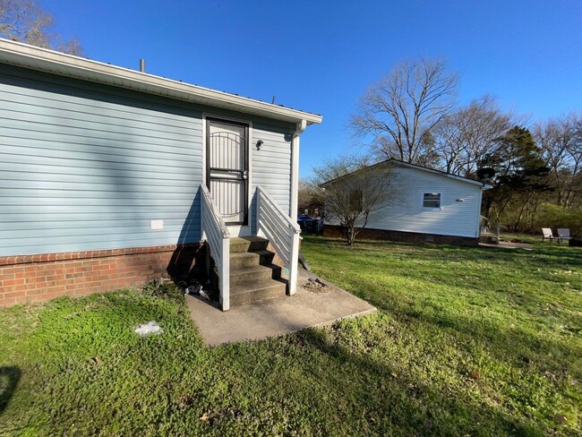 Building Photo - 2 Bedroom, 1 Bathroom Duplex