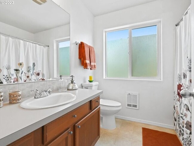 Building Photo - 2 bedroom 1.5 bath Condo! Washer and Dryer in unit!!