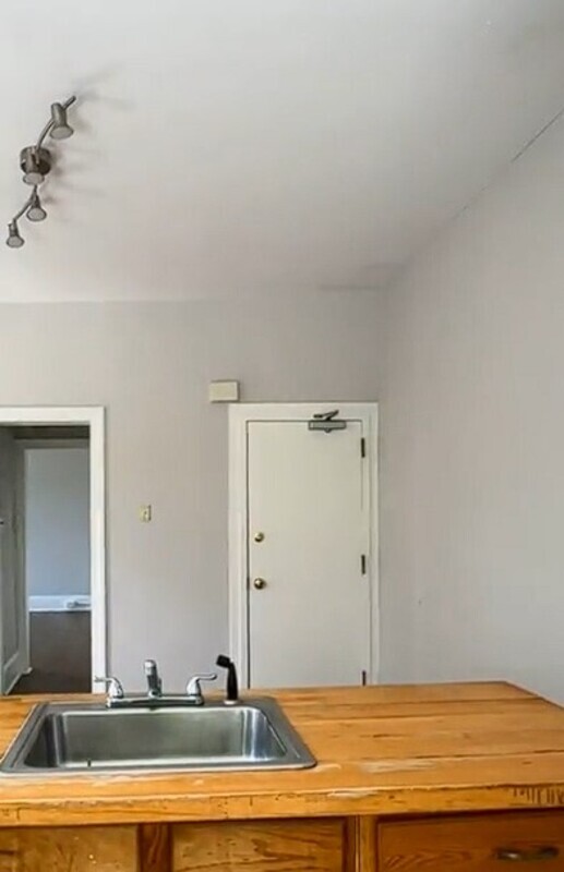 Building Photo - 516 W Queen Ln