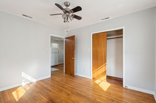 Building Photo - Quaint One BR Frog Rental - Steps from Park Circle with Private Yard!