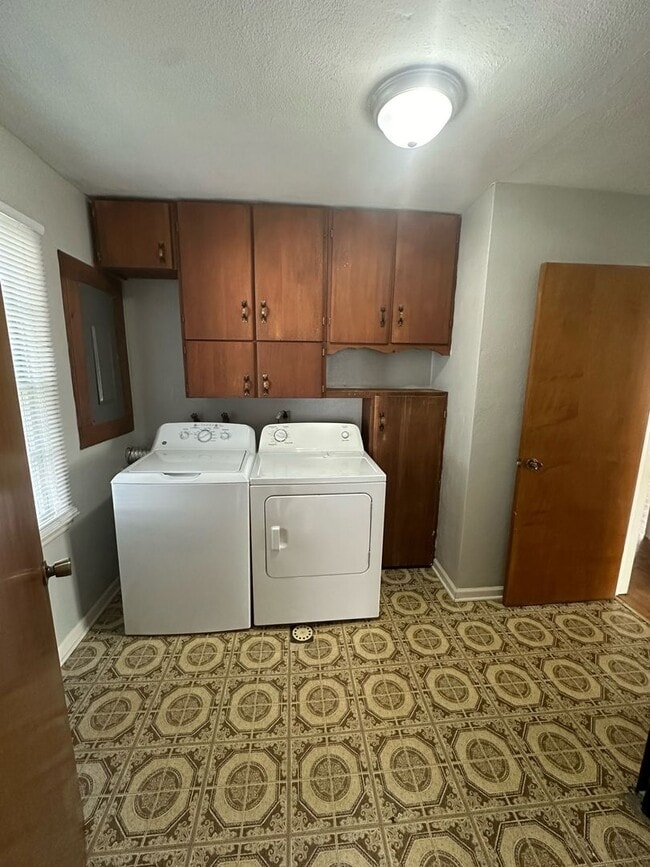 Building Photo - PRELEASING for AUGUST! Close to Campus