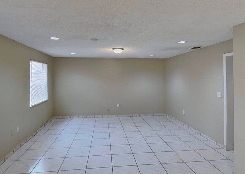 Building Photo - 8214 NW 192nd Terrace