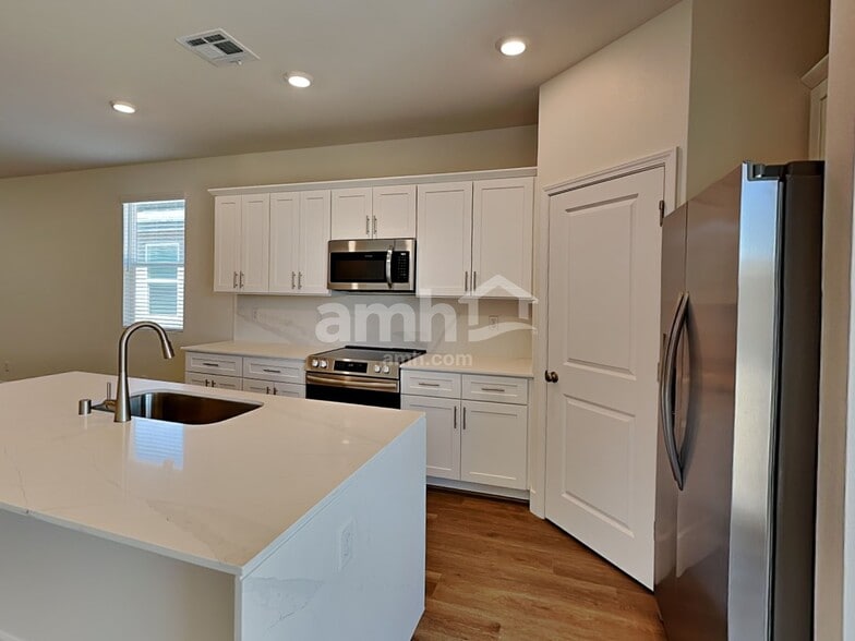 Building Photo - 842 English Primrose St