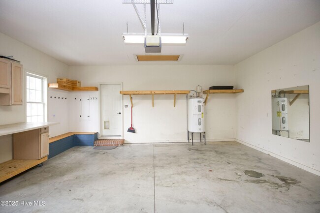 Building Photo - 102 Willow Creek Ln