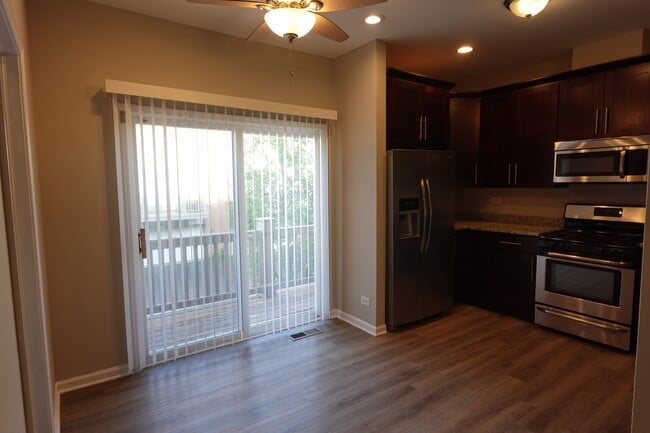 Building Photo - 1136 N Claremont Dr