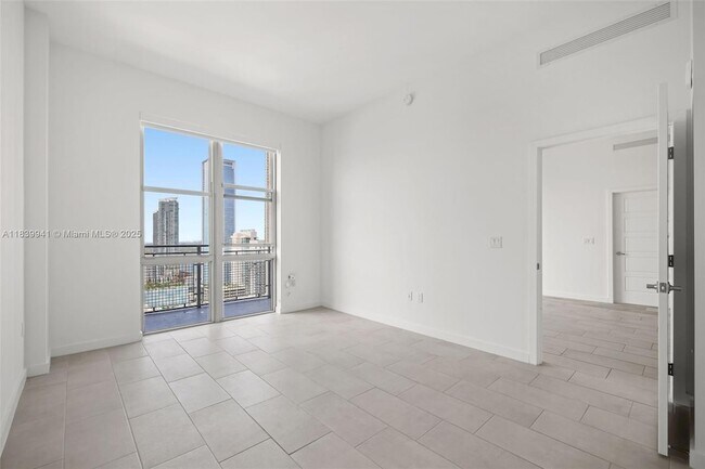 Building Photo - 2150 N Bayshore Dr