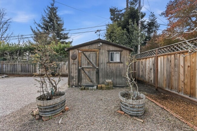 Building Photo - 8 Patricia Pl