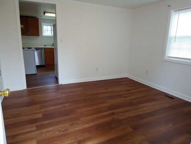 Building Photo - Maryville 37804 - 1 bedroom, bath in duplex, bottom unit - Contact Sharon Arnwine (865) 313-7215
