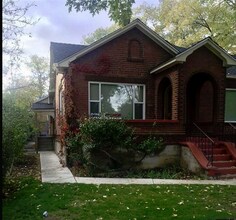 Building Photo - 1 bed/ 1 bath with laundry near UNR