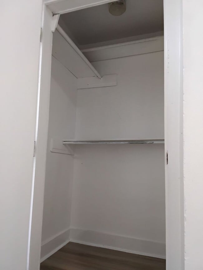 Building Photo - 1/2 OFF MOVE IN AMOUNT! 1/2 OFF SECURITY! 2 Bed 1 Bath Home