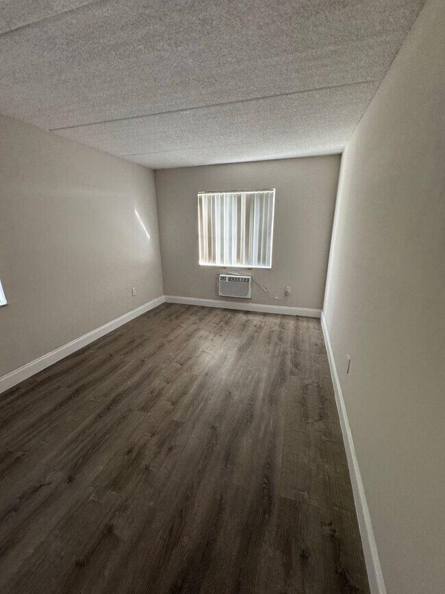 Building Photo - 2724 Vandiver Dr