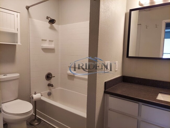 Building Photo - 2-bedroom, 1 bath condo near parks and schools