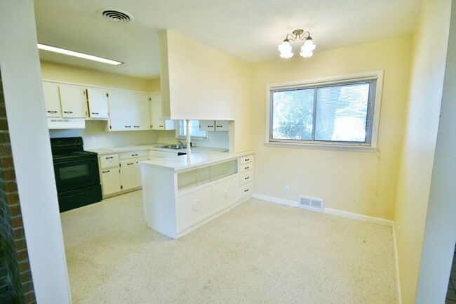 Building Photo - 3 Bed, 2 Bath, Highland School District