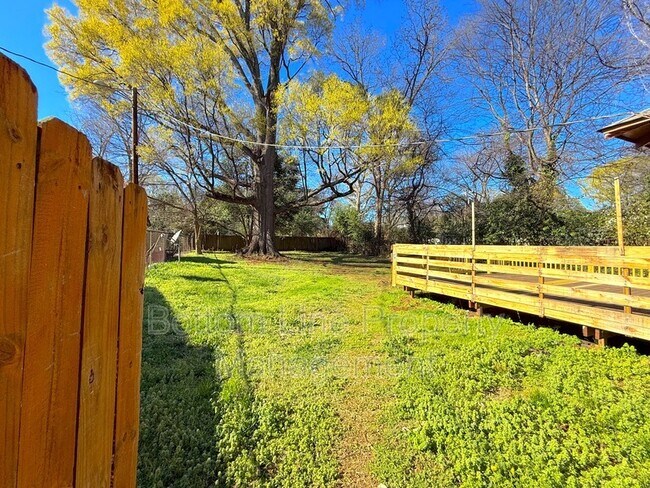 Building Photo - 307 N Linwood Ave