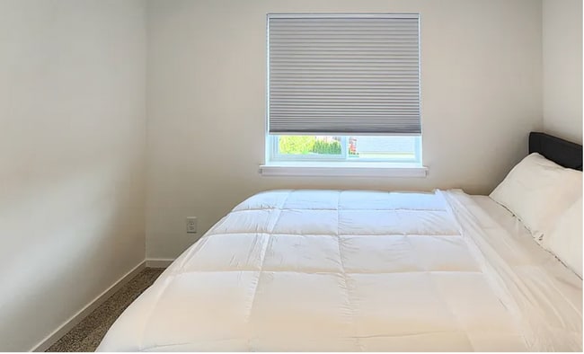 Building Photo - Beautiful, private 2 bed, 2.5 bath townhou...