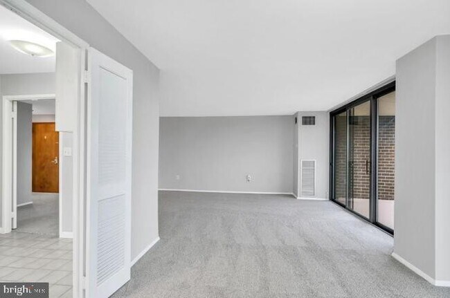 Building Photo - 250 S Reynolds St