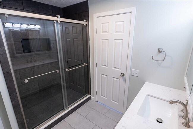 Building Photo - 2 School St