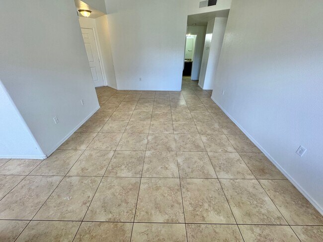 Building Photo - SPACIOUS 3 BEDROOM, 2 BATHROOM UPGRADED CO...