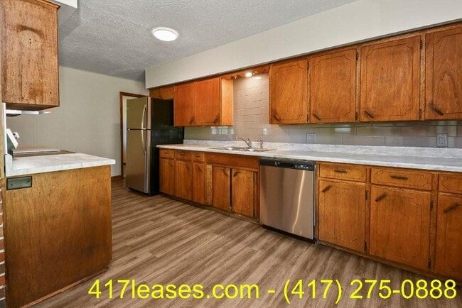 Building Photo - 203 S White Oak Ave