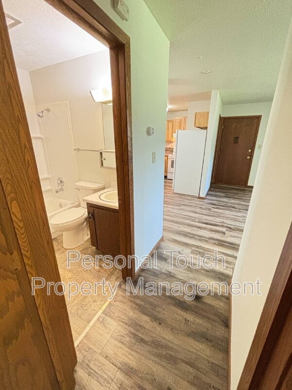 Building Photo - 320 6th St S