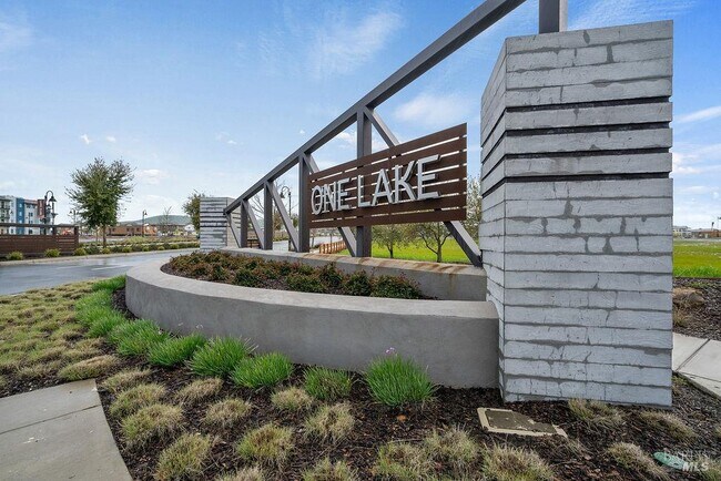 Building Photo - 2451 Lake Club Dr