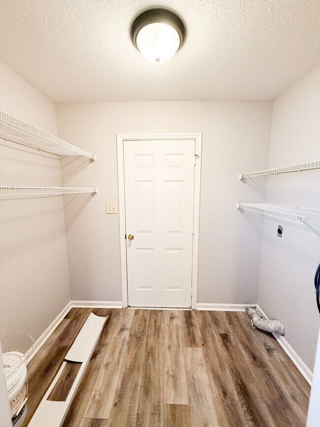 Building Photo - 3 Bedroom 2 Bathroom home!!