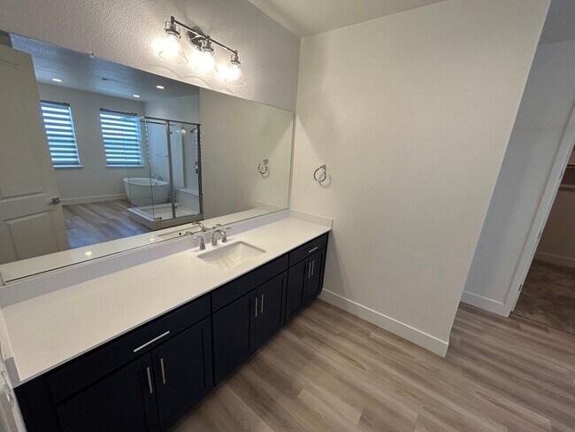 Building Photo - Spacious 4 Bed 2.5 Bath Home in Ellis with Solar!