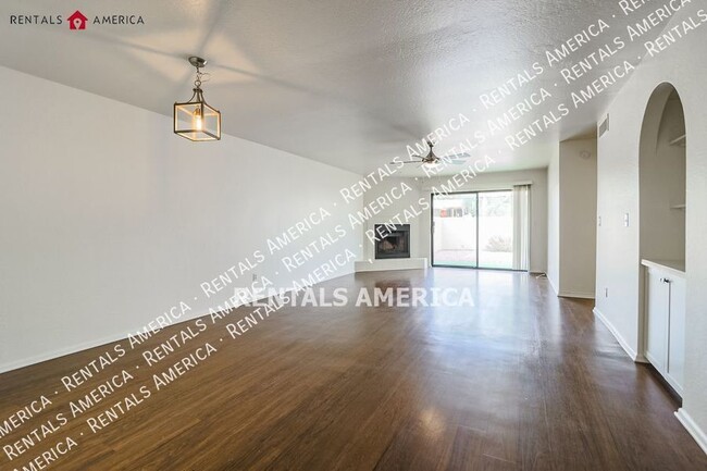 Building Photo - Updated & Lovely 2 Bed 2 Bath w/  2 Car Ga...