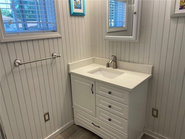 Building Photo - 11 Isabella Ave