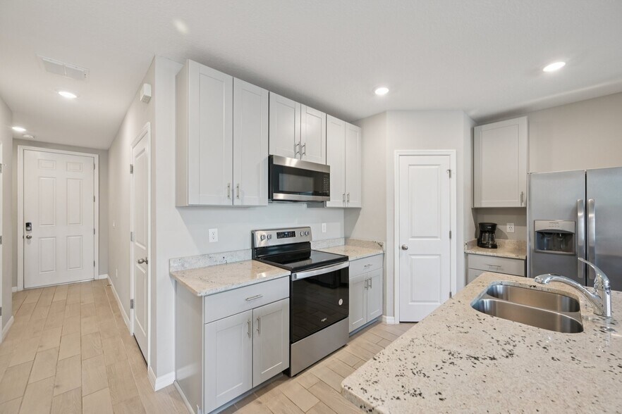 Building Photo - 5820 Ocean Isle Dr