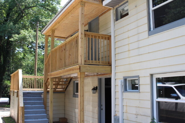 Building Photo - Upstairs Apartment near school & hospital