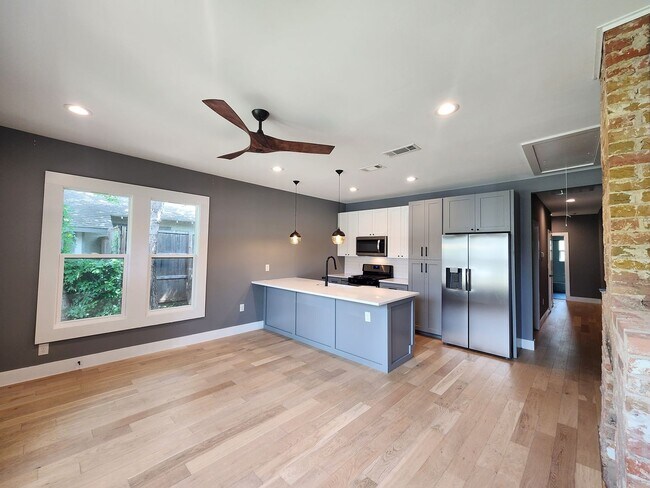 Building Photo - 206-208_N_Waverly Dr