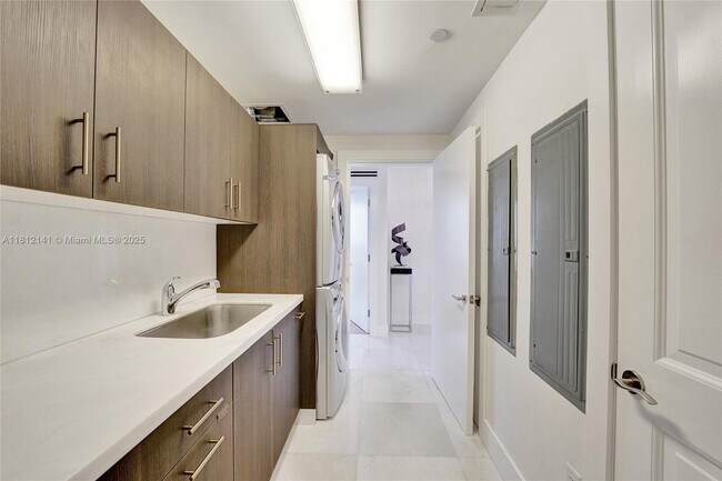 Building Photo - 17875 Collins Ave