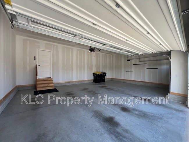 Building Photo - 2850 Sunflower Dr