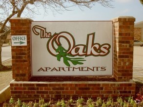 Building Photo - The Oaks Apartments