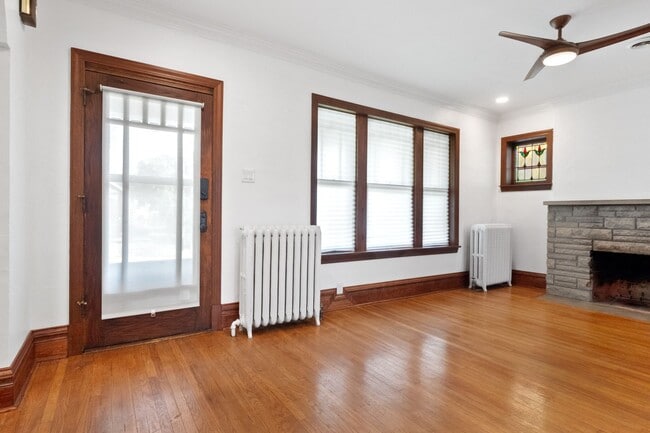 Building Photo - Hi-Pointe Adjacent House!