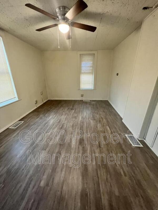 Building Photo - 403 Steel St