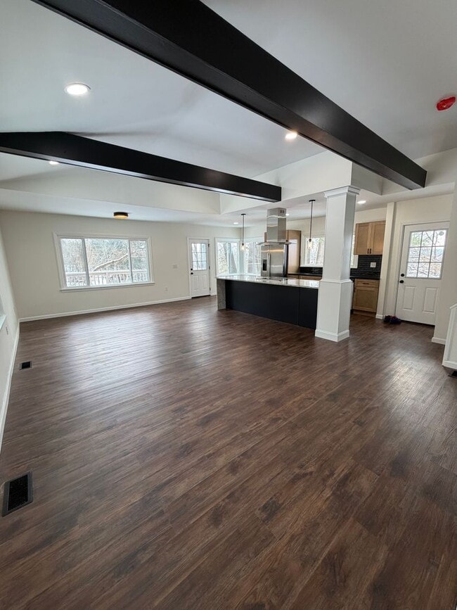 Building Photo - Beautifully Renovated 3/2 in Huge Lot