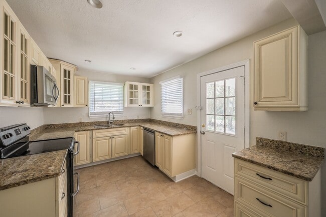 Building Photo - 3-Bedroom in Westworth Village!