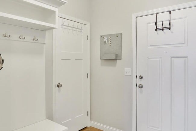 Building Photo - 4 Bedroom Ranch in SW Champaign - Availabl...