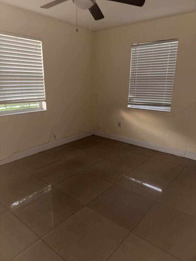 Building Photo - " 3 Bedroom 2 Bath Single Family Home in Prime Deerfield Beach Location!"