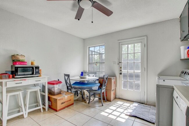 Building Photo - 3317 S Oak Dr