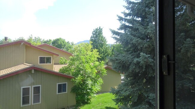 Building Photo - Four bedroom townhouse with easy access to all Boulder has to offer!