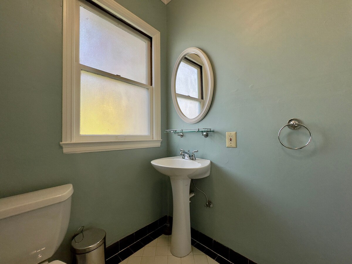 Building Photo - 1645 Scenic Ave