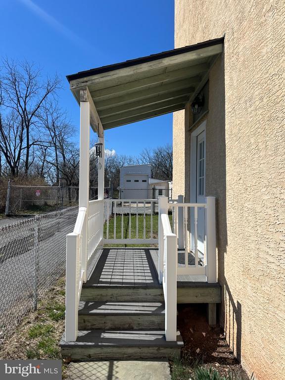 Building Photo - 25 W 5th Ave