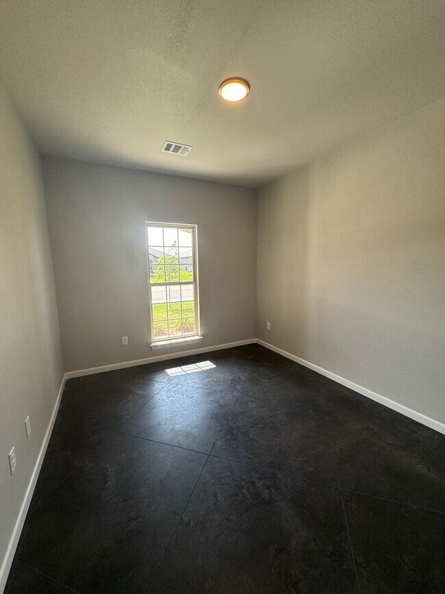 Building Photo - Newer Construction 3/2/2 Located in Beacon Point CISD